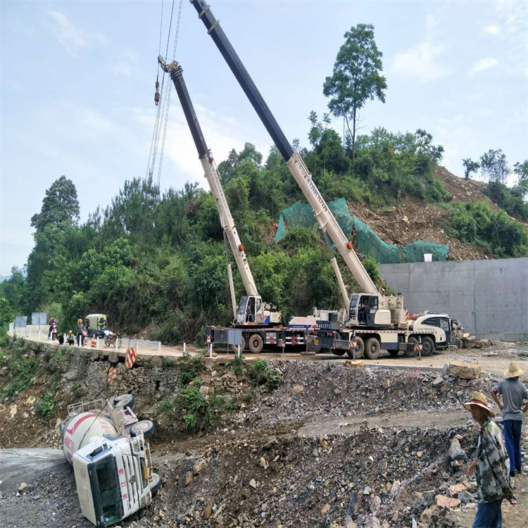 合江汽车掉沟里叫吊车救援要多少钱